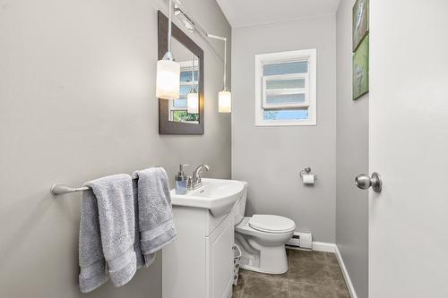 B-3758 Wetton Road, West Kelowna, BC - Indoor Photo Showing Bathroom