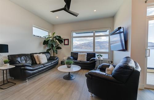 5991 Princess Street, Peachland, BC - Indoor Photo Showing Living Room