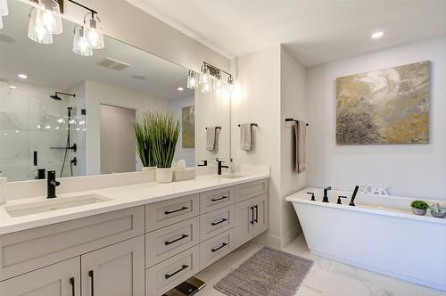 5991 Princess Street, Peachland, BC - Indoor Photo Showing Bathroom