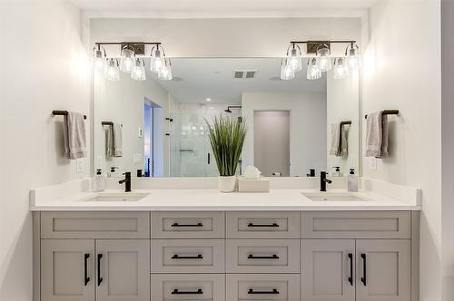 5991 Princess Street, Peachland, BC - Indoor Photo Showing Bathroom