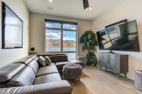 5991 Princess Street, Peachland, BC - Indoor Photo Showing Living Room