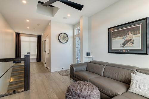 5991 Princess Street, Peachland, BC - Indoor Photo Showing Living Room