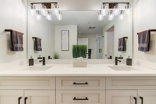 5991 Princess Street, Peachland, BC - Indoor Photo Showing Bathroom