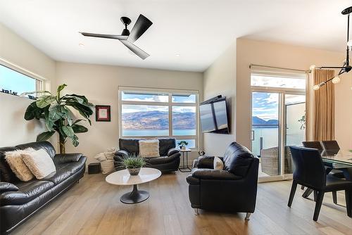 5991 Princess Street, Peachland, BC - Indoor Photo Showing Living Room