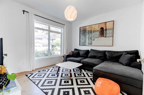 279 Upper Canyon Drive, Kelowna, BC - Indoor Photo Showing Living Room