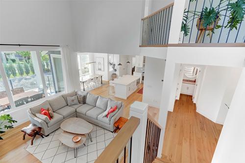 279 Upper Canyon Drive, Kelowna, BC - Indoor Photo Showing Living Room