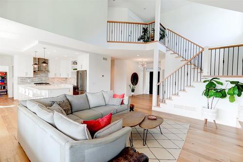 279 Upper Canyon Drive, Kelowna, BC - Indoor Photo Showing Living Room