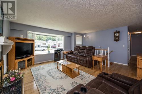 7713 Thompson Drive, Prince George, BC - Indoor Photo Showing Living Room