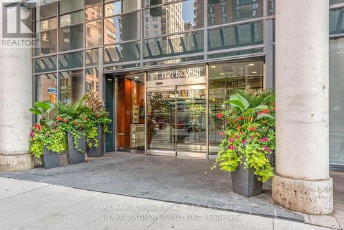 202 - 1121 Bay Street, Toronto, ON - Outdoor