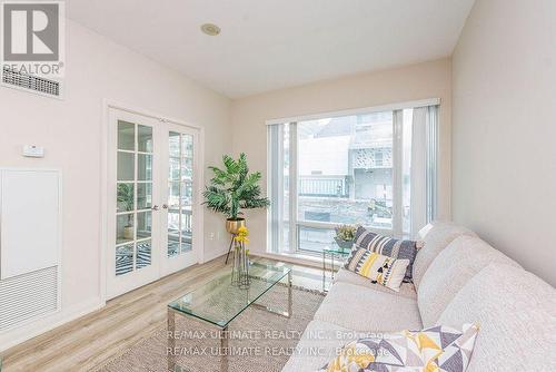 202 - 1121 Bay Street, Toronto, ON - Indoor Photo Showing Living Room