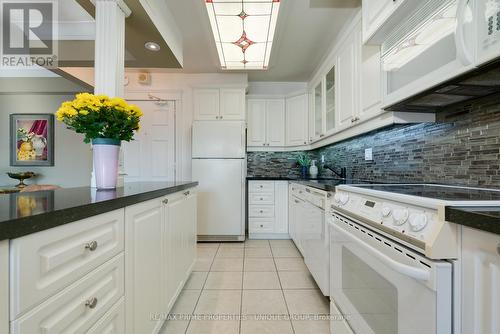 1802 - 30 Gloucester Street, Toronto, ON - Indoor Photo Showing Kitchen