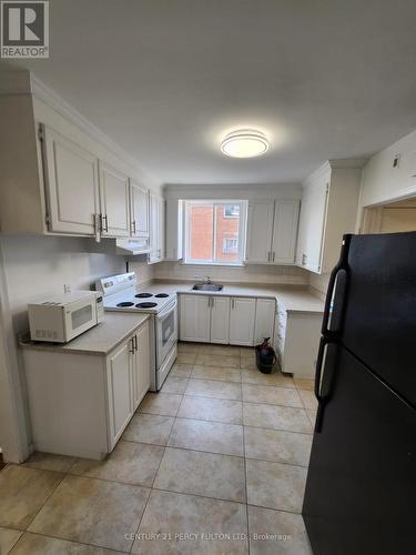 2 - 507 Colborn Street W, Whitby, ON - Indoor Photo Showing Kitchen