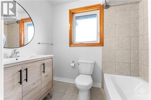 366 Pickford Drive, Ottawa, ON - Indoor Photo Showing Bathroom