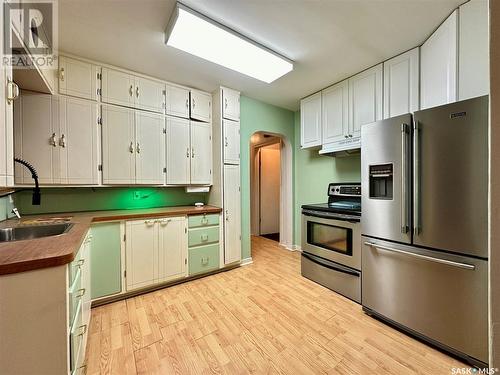 302 4Th Avenue, Aberdeen, SK - Indoor Photo Showing Kitchen