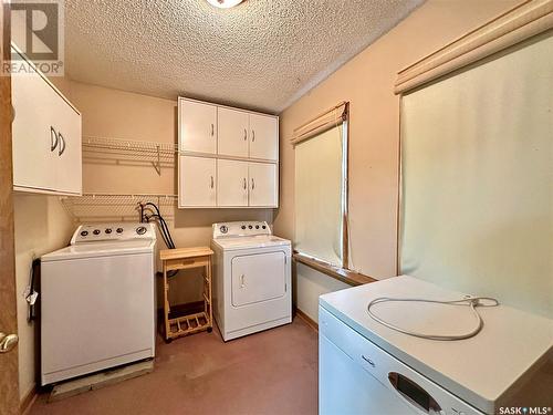 302 4Th Avenue, Aberdeen, SK - Indoor Photo Showing Laundry Room