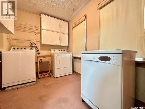 302 4Th Avenue, Aberdeen, SK - Indoor Photo Showing Laundry Room