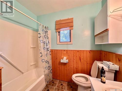 302 4Th Avenue, Aberdeen, SK - Indoor Photo Showing Bathroom