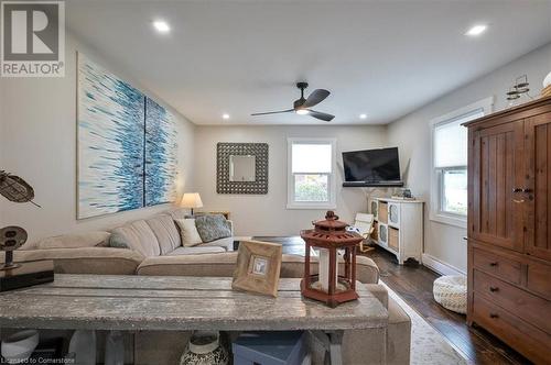 215 Dundas Street N, Cambridge, ON - Indoor Photo Showing Living Room