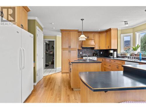 2116 Young Avenue, Kamloops, BC - Indoor Photo Showing Kitchen