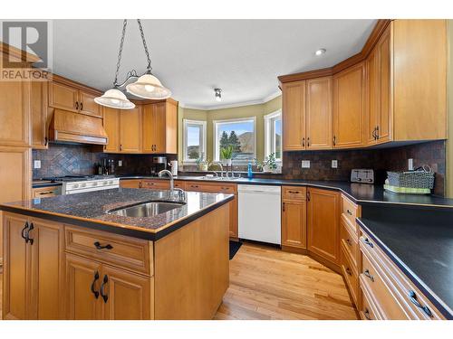 2116 Young Avenue, Kamloops, BC - Indoor Photo Showing Kitchen