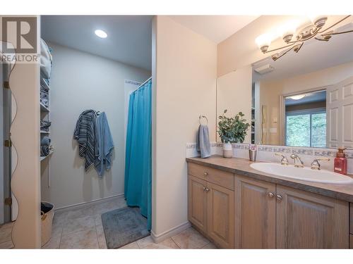 310 Spruce Avenue, Kaleden, BC - Indoor Photo Showing Bathroom