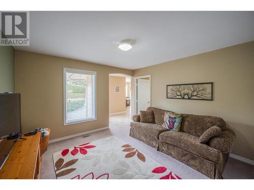 310 Spruce Avenue, Kaleden, BC - Indoor Photo Showing Living Room