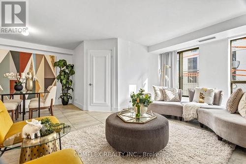 208 - 500 Glencairn Avenue, Toronto, ON - Indoor Photo Showing Living Room