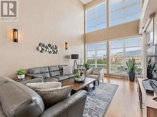 1331 Ellis Street Unit# 421, Kelowna, BC - Indoor Photo Showing Living Room