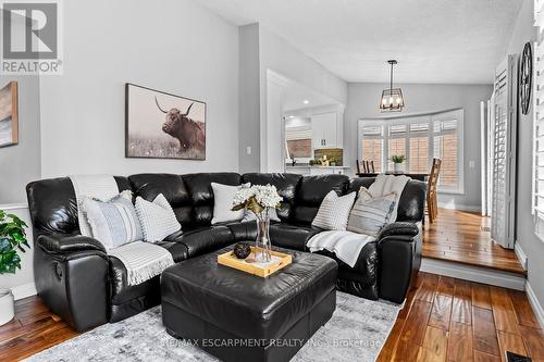 8 Karsh Crescent, Hamilton, ON - Indoor Photo Showing Living Room