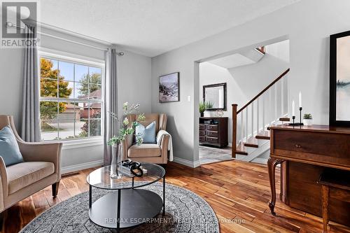 8 Karsh Crescent, Hamilton, ON - Indoor Photo Showing Living Room