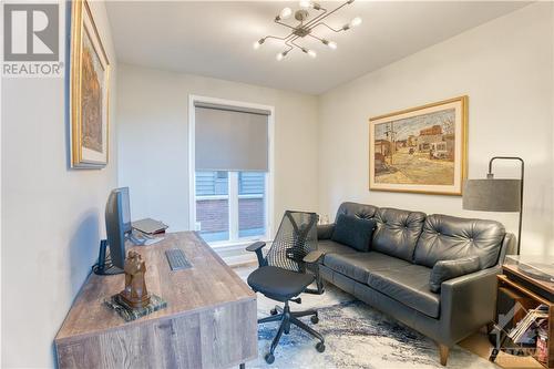 315 Wigwas Street, Ottawa, ON - Indoor Photo Showing Living Room