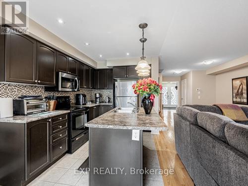 25 Dewell Crescent, Clarington, ON - Indoor Photo Showing Kitchen With Upgraded Kitchen