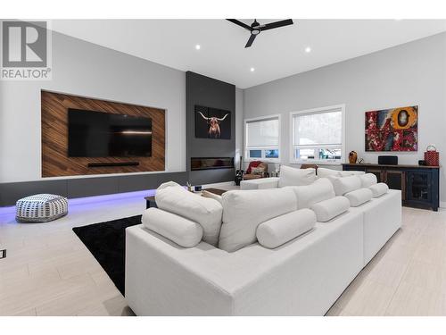 146 Avery Place, Penticton, BC - Indoor Photo Showing Living Room