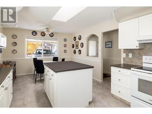 4210 Alexis Park Drive Unit# 7, Vernon, BC - Indoor Photo Showing Kitchen