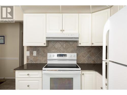 4210 Alexis Park Drive Unit# 7, Vernon, BC - Indoor Photo Showing Kitchen