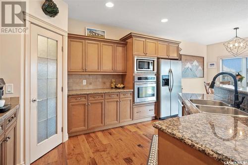 419 Greaves Crescent, Saskatoon, SK - Indoor Photo Showing Kitchen With Double Sink With Upgraded Kitchen