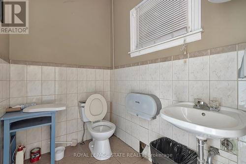 4528 Bridge Street, Niagara Falls, ON - Indoor Photo Showing Bathroom