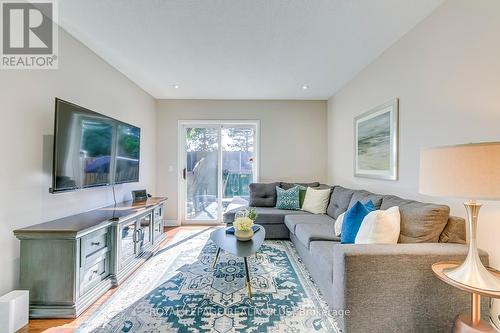 342 Sardinia Drive, Mississauga, ON - Indoor Photo Showing Living Room