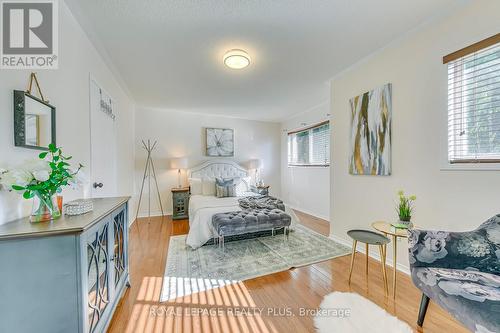 342 Sardinia Drive, Mississauga, ON - Indoor Photo Showing Living Room