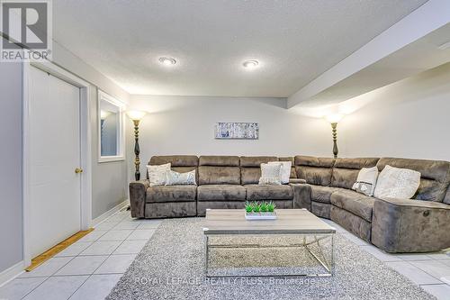 342 Sardinia Drive, Mississauga, ON - Indoor Photo Showing Living Room