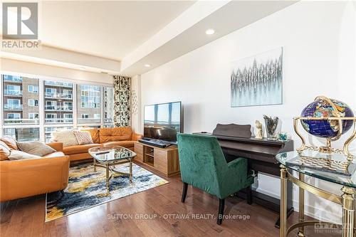 905 - 330 Titan, Ottawa, ON - Indoor Photo Showing Living Room