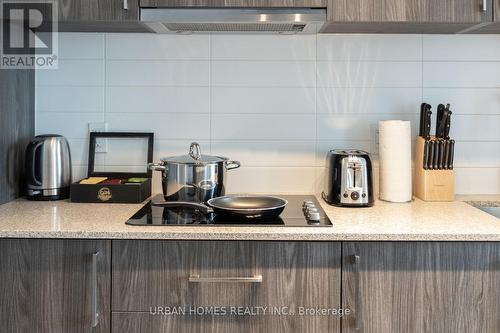 806 - 576 Front Street W, Toronto, ON - Indoor Photo Showing Kitchen With Upgraded Kitchen