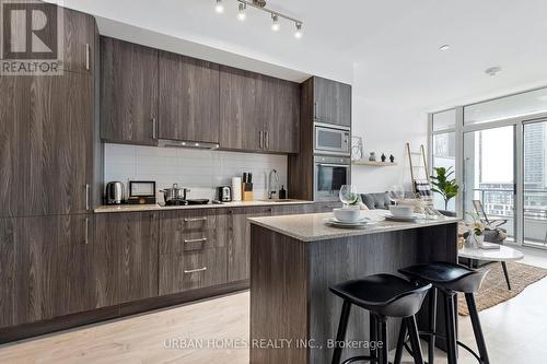 806 - 576 Front Street W, Toronto, ON - Indoor Photo Showing Kitchen With Upgraded Kitchen