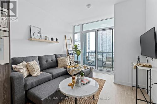 806 - 576 Front Street W, Toronto, ON - Indoor Photo Showing Living Room