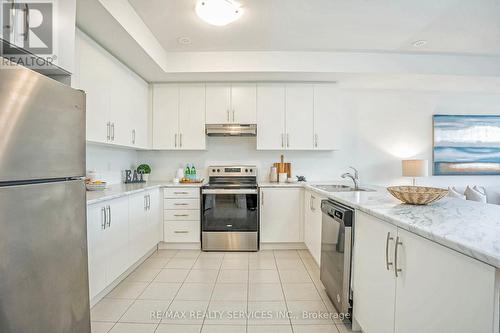 20 Waterville Way, Caledon, ON - Indoor Photo Showing Kitchen With Upgraded Kitchen