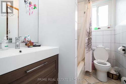 135 Semenym Avenue, Chatham-Kent (Chatham), ON - Indoor Photo Showing Bathroom