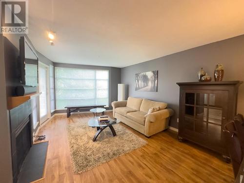 202 2575 W 4Th Avenue, Vancouver, BC - Indoor Photo Showing Living Room