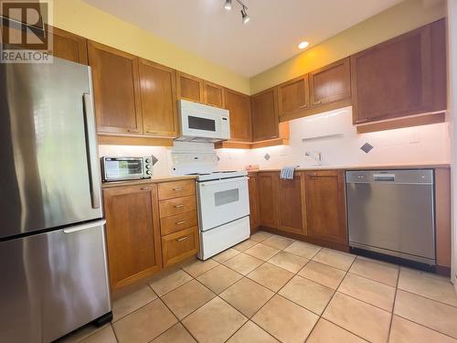 202 2575 W 4Th Avenue, Vancouver, BC - Indoor Photo Showing Kitchen