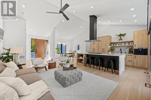 6614 Gore Road, Puslinch, ON - Indoor Photo Showing Living Room