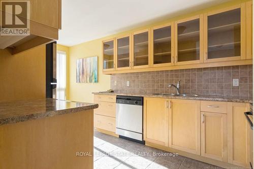 305 - 2000 Creekside Drive, Hamilton, ON - Indoor Photo Showing Kitchen